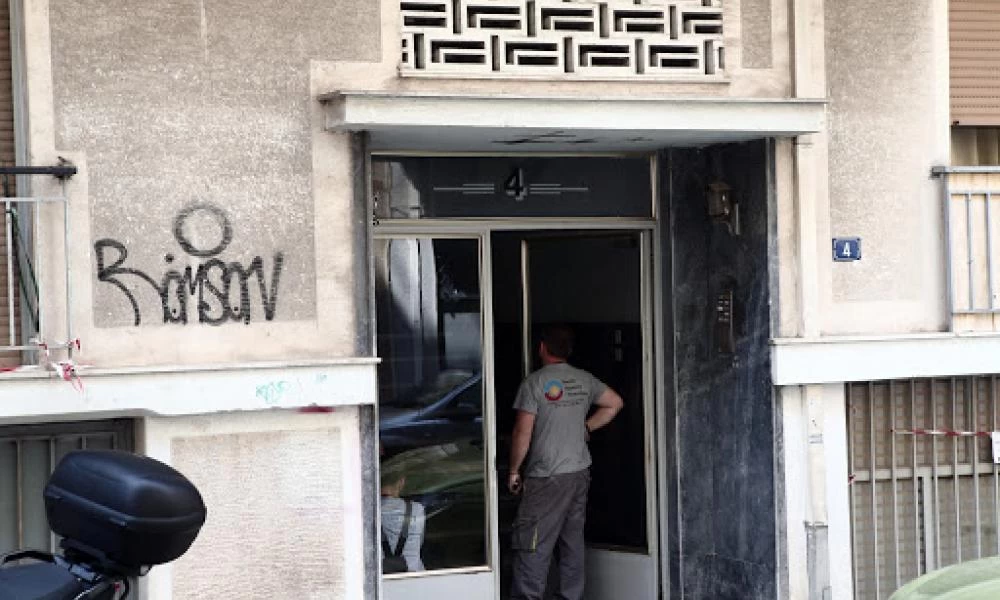 Ατύχημα στο Παγκράτι: Έχασε τη μάχη για τη ζωή ο 30χρονος που καταπλακώθηκε από το ασανσέρ